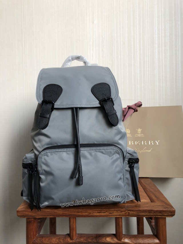 Burberry專門店新款大號The Rucksack軍旅背包 巴寶莉男士雙肩背包大書包 yxb1144